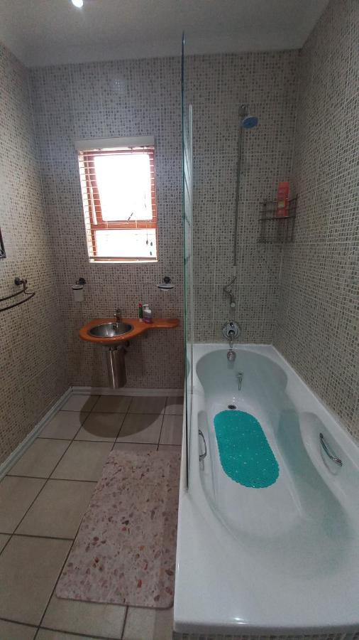 28 At Van Den Bos International Guesthouse Edenvale Exterior foto